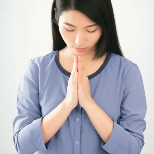 她跪下默默祈祷。