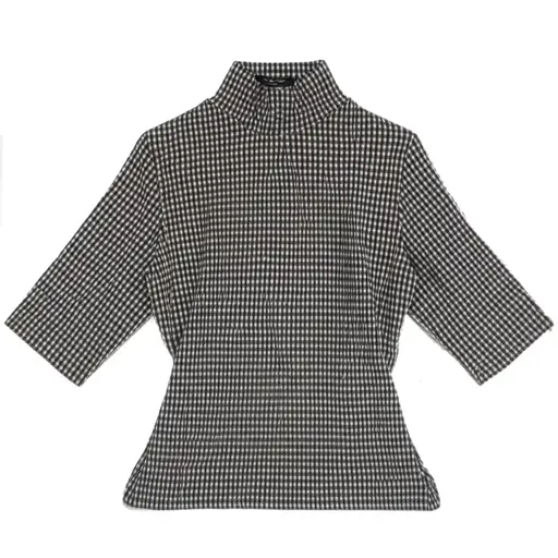 这是一件新潮的，有高领和短袖的衣服。