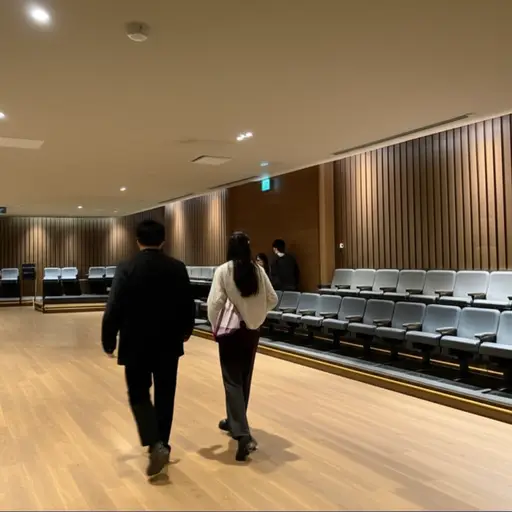 我们想找个座位，最后在后排找到了一个。