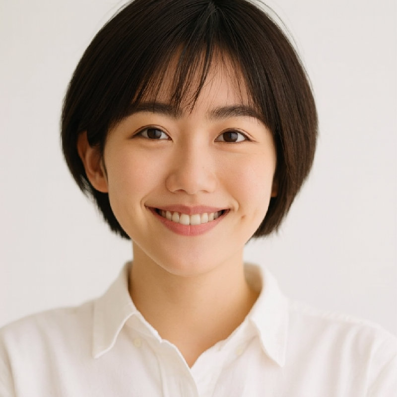 她留短发看起来很好看。