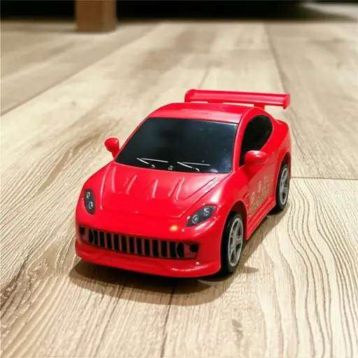 这辆玩具车会自己移动。