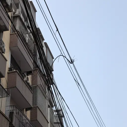 架空电力电缆如果不妥善维护可能会很危险。
