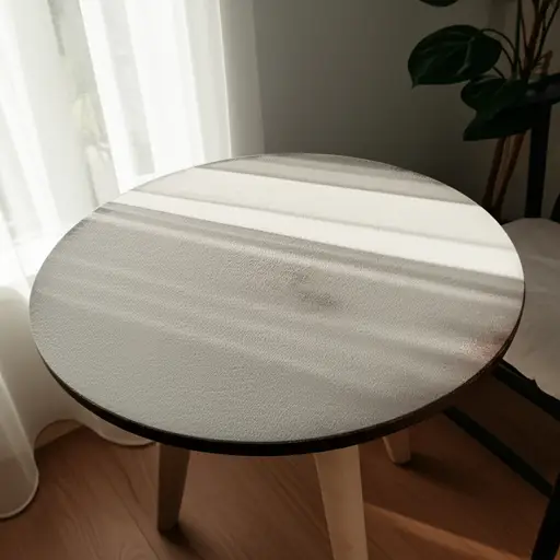 家具上覆盖着灰尘。