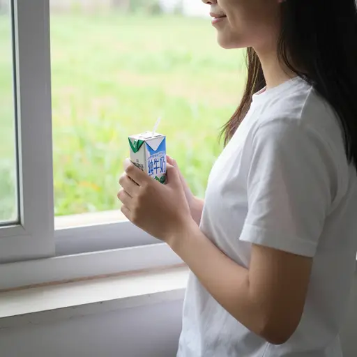 这瓶牛奶来自我们学校附近的一个农场。