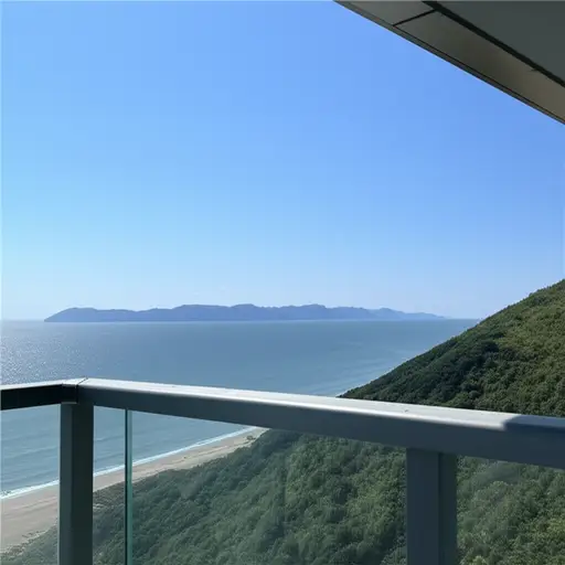 我们在四楼，那里你可以看到海岸和后面的山。