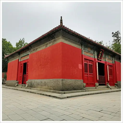 那座古庙的东墙被漆成了红色。