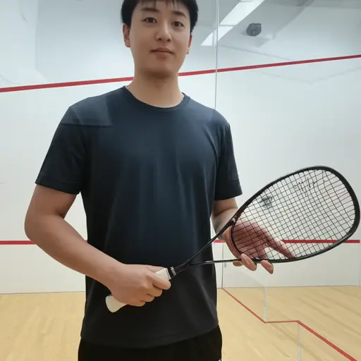 他上课程需要一个新壁球拍。