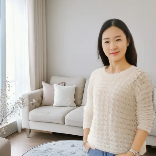 她在家里。