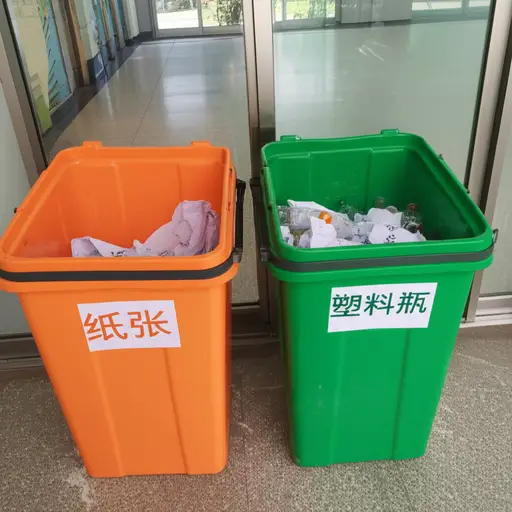 学校回收所有的纸张和塑料瓶。