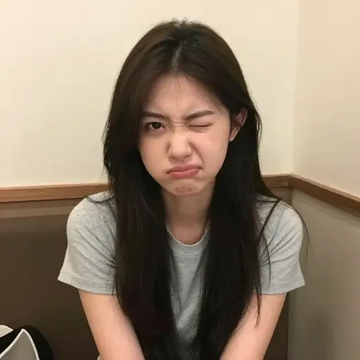 她翻了个白眼，对'时间会治愈一切'这样的陈词滥调感到厌烦。