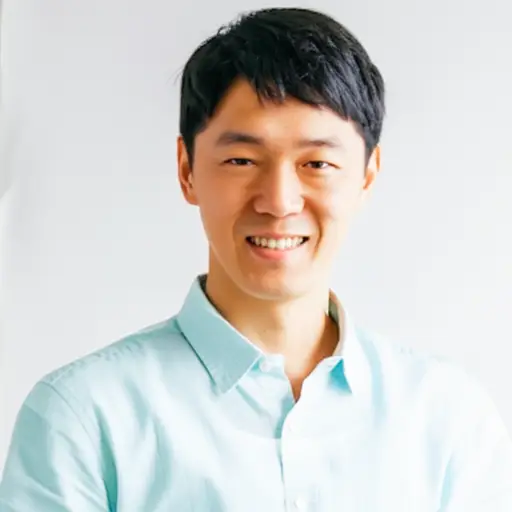你友好的微笑让我立刻感到放松。