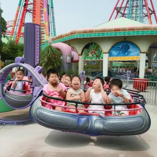 在游乐场的旋转设施上转了几圈后，孩子们感到头晕目眩。