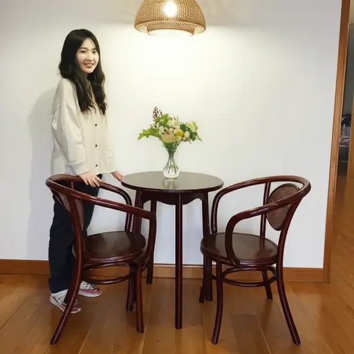 我们还需要另一把椅子给客人坐。