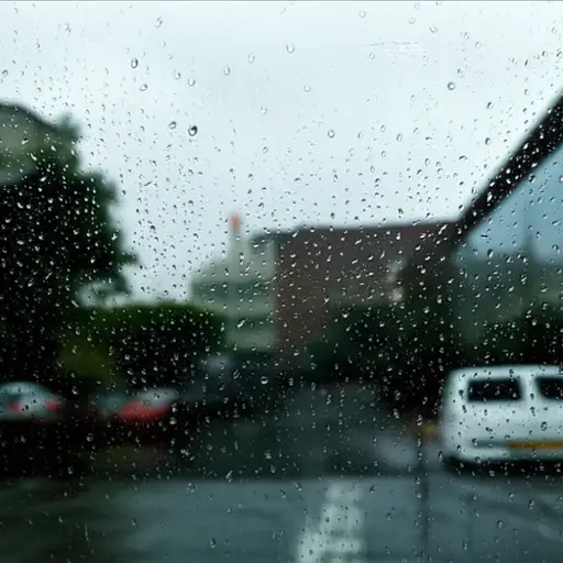 看外面，我想正在下雨。