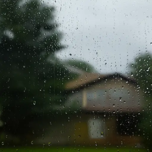 雨点开始敲打窗户。