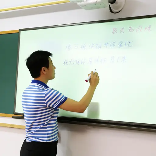 老师把今天的作业写在白板上。